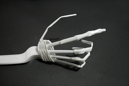 Esqueleto con tenedores