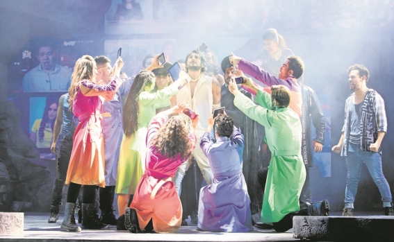 beto_cuevas_en_jesucristo_super_estrella.jpg